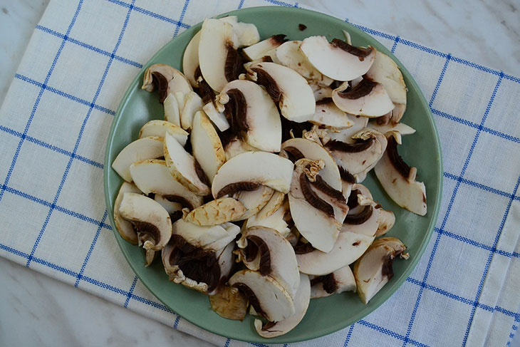 Курка з грибами у вершковому соусі - ніжна, смачна та ароматна