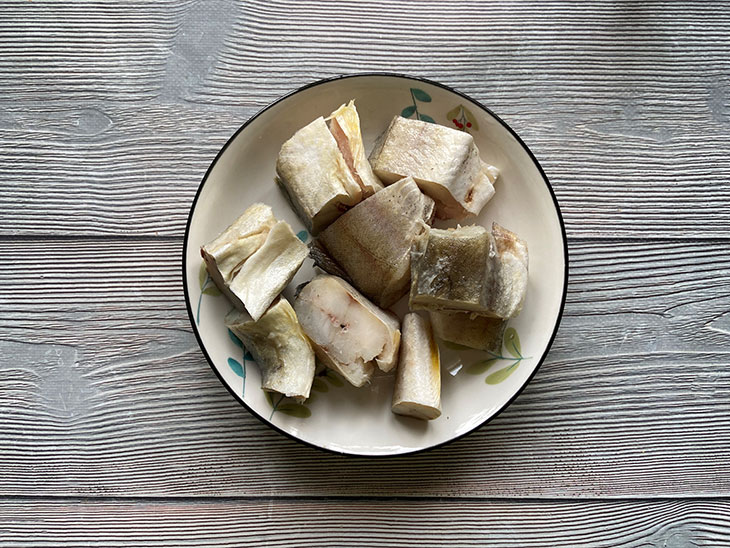 Навага в томатному соусі з цибулею - яскрава та ситна страва