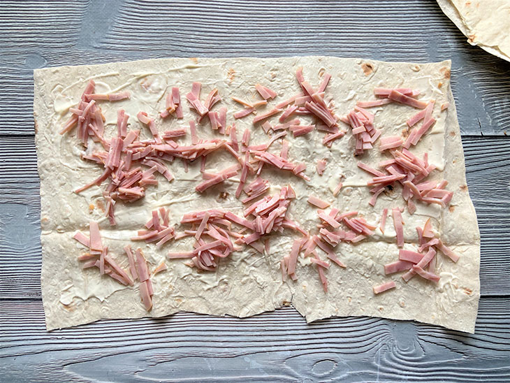 Рулет із лаваша з шинкою - цікава закуска на швидку руку