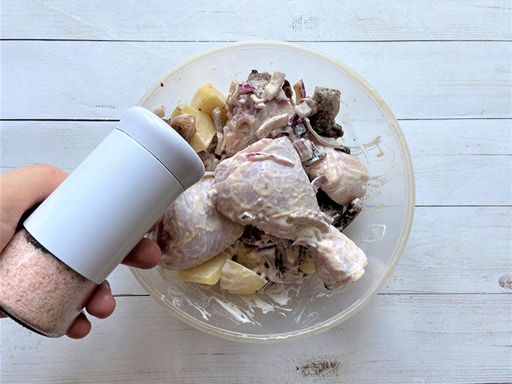 Курячі гомілки з грибами та картоплею - проста і ситна страва