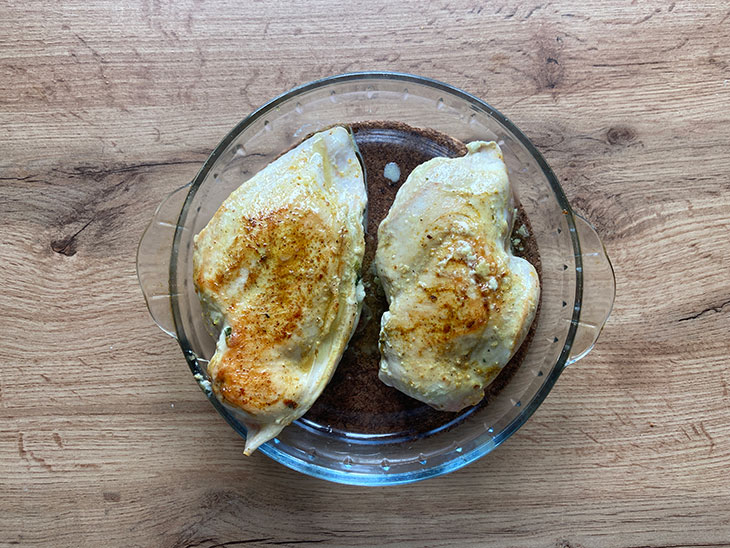 Соковита куряча грудка з сирною начинкою - чудова страва для всієї родини