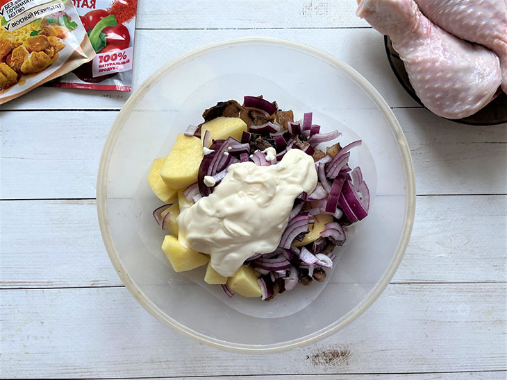 Курячі гомілки з грибами та картоплею - проста і ситна страва