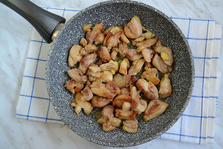 Курка з грибами у вершковому соусі - ніжна, смачна та ароматна