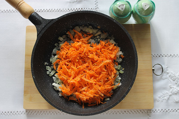 Пісний пиріг з капустою - пишний, м'який та ароматний