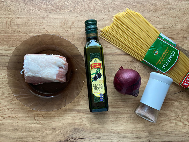 Макарони з грудинкою на сковороді - смачно, ситно та просто