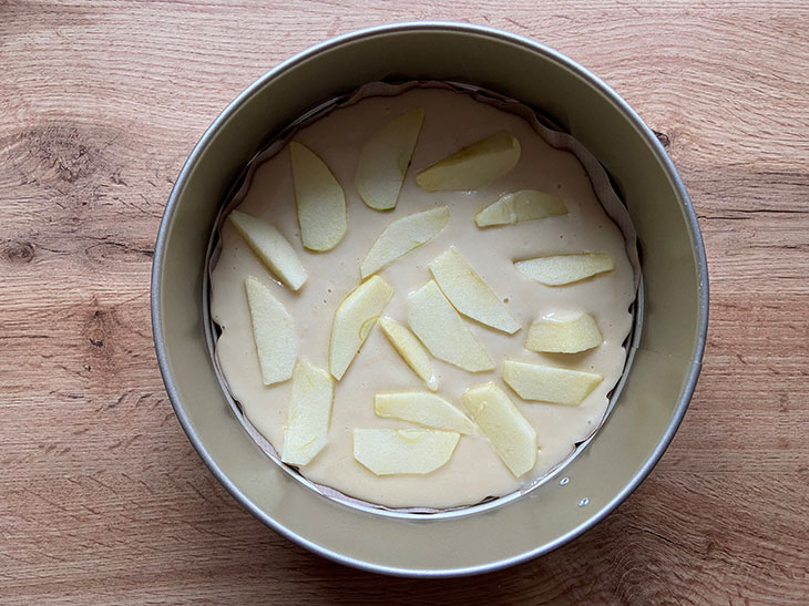 Яблучний пиріг з сирним шаром - простий та смачний рецепт