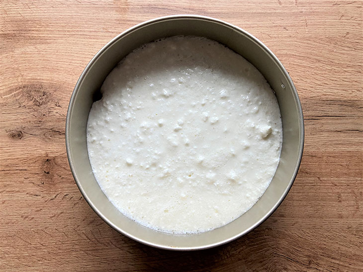 Яблучний пиріг з сирним шаром - простий та смачний рецепт