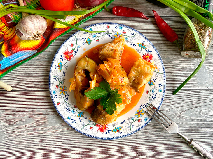 Навага в томатному соусі з цибулею - яскрава та ситна страва