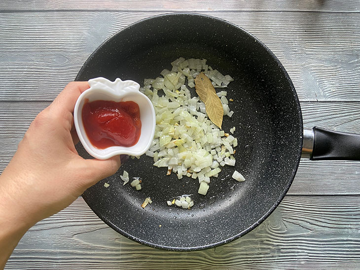 Навага в томатному соусі з цибулею - яскрава та ситна страва