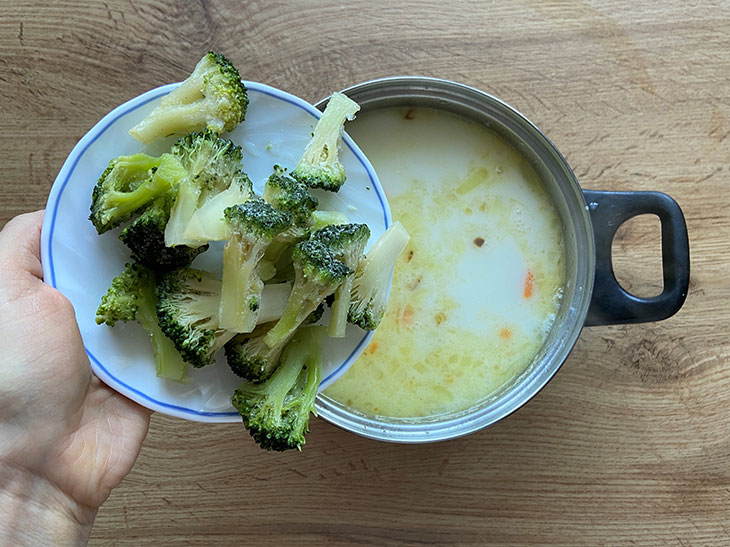 Сирний суп з броколі та вершками - ніжний та ситний