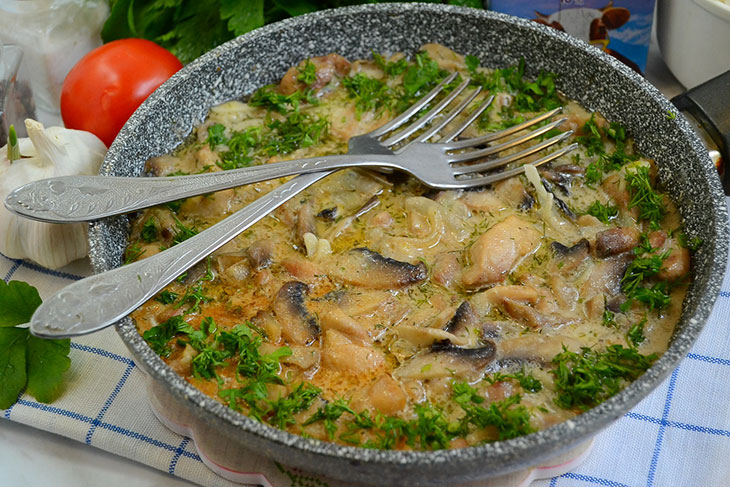 Курка з грибами у вершковому соусі - ніжна, смачна та ароматна