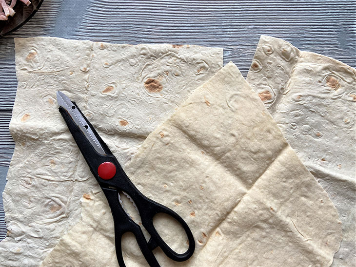 Рулет із лаваша з шинкою - цікава закуска на швидку руку