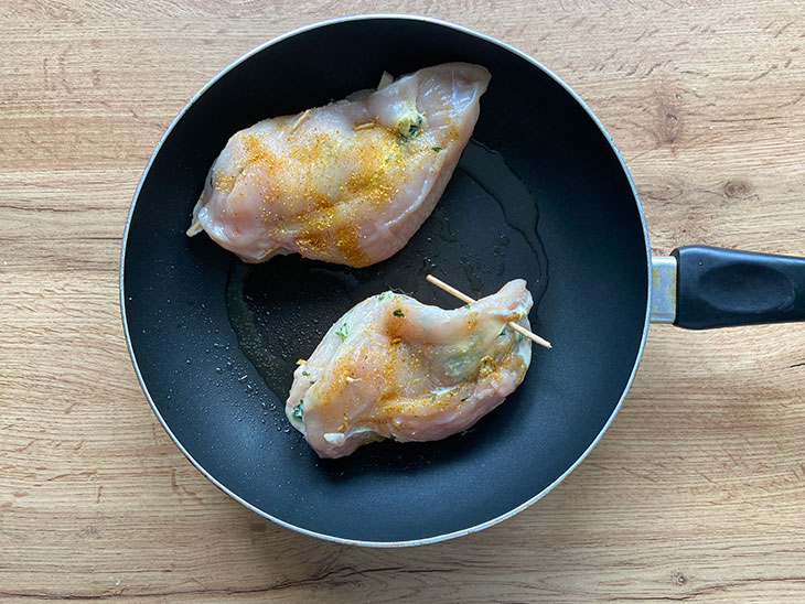 Соковита куряча грудка з сирною начинкою - чудова страва для всієї родини