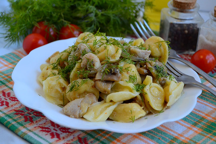Галушки з куркою, грибами та цибулею - ситна та смачна страва