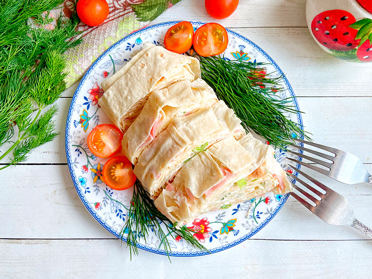 Рулет із лаваша з шинкою - цікава закуска на швидку руку