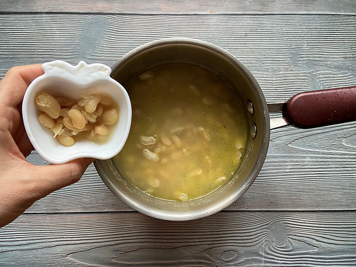 Суп з білої квасолі з песто - ніжний, поживний та оригінальний