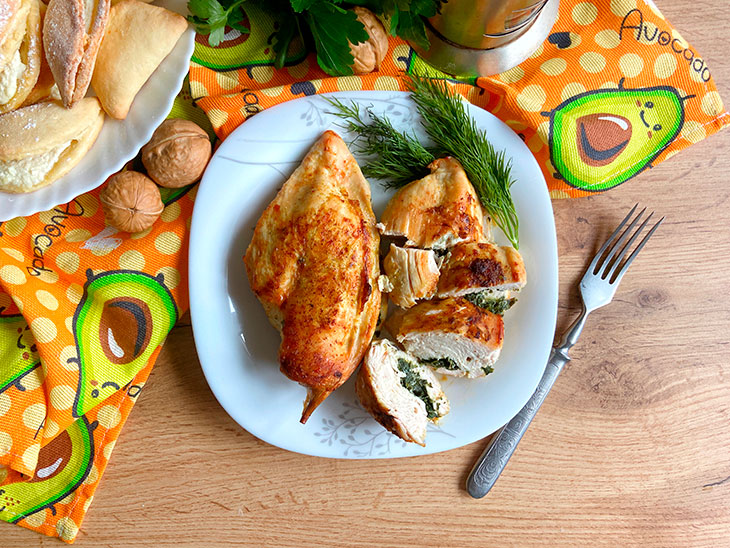 Соковита куряча грудка з сирною начинкою - чудова страва для всієї родини