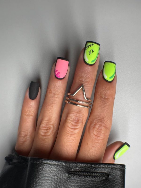 Comic nails - модний у 2023 році дизайн нігтів