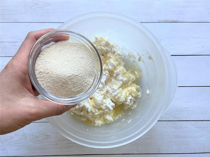 Сирні кекси з манкою - простий і смачний рецепт