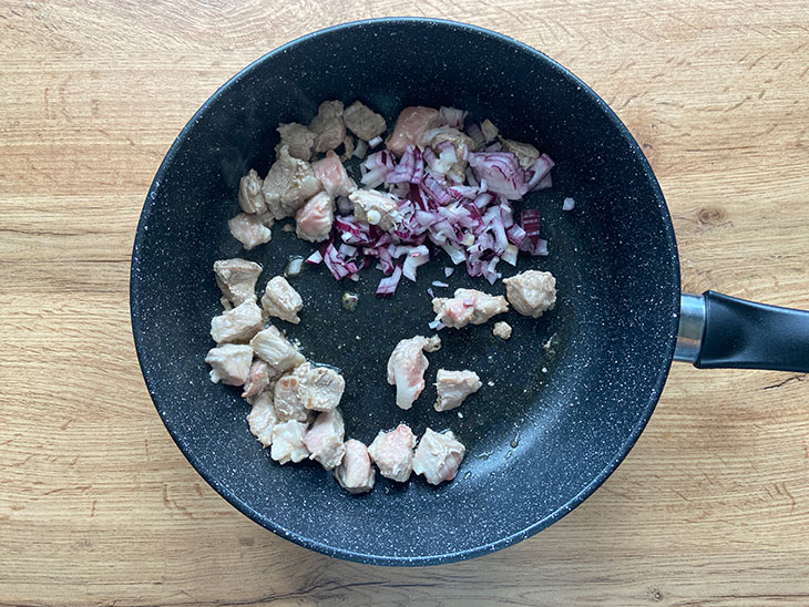 Макарони з грудинкою на сковороді - смачно, ситно та просто