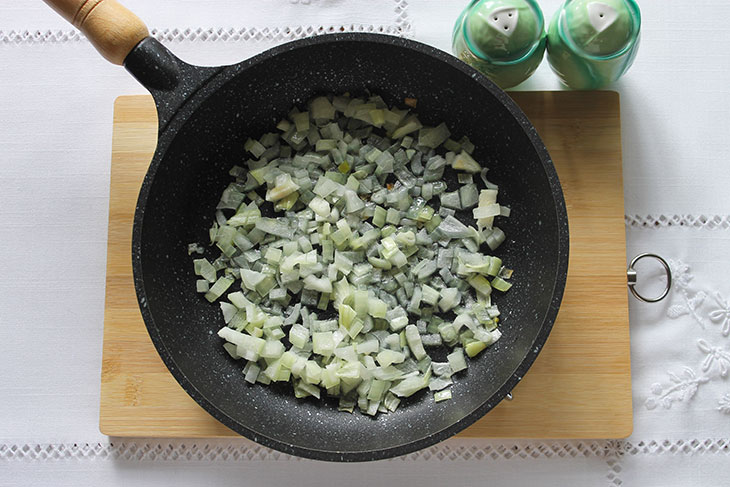 Пісний пиріг з капустою - пишний, м'який та ароматний