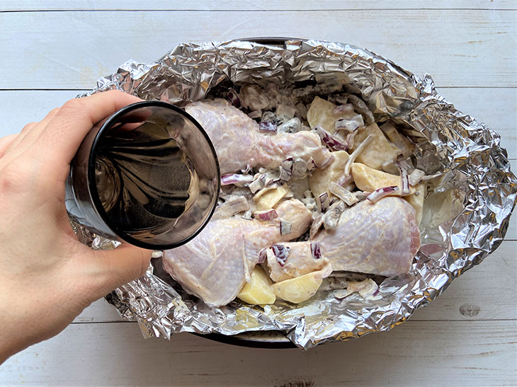 Курячі гомілки з грибами та картоплею - проста і ситна страва