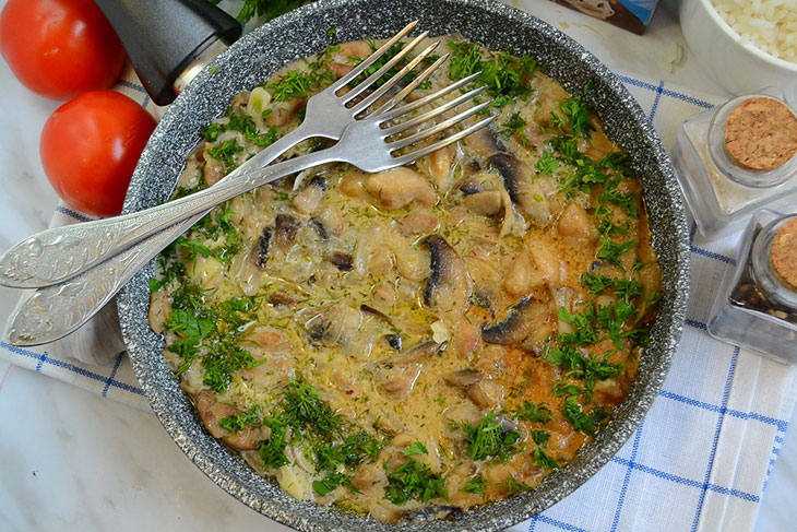 Курка з грибами у вершковому соусі - ніжна, смачна та ароматна