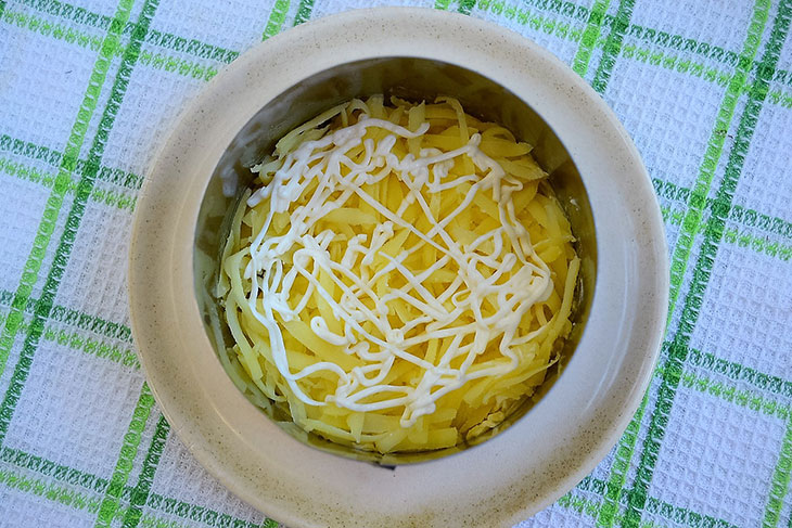 Салат по-мурманськи з печінкою тріски - ніжний та вишуканий