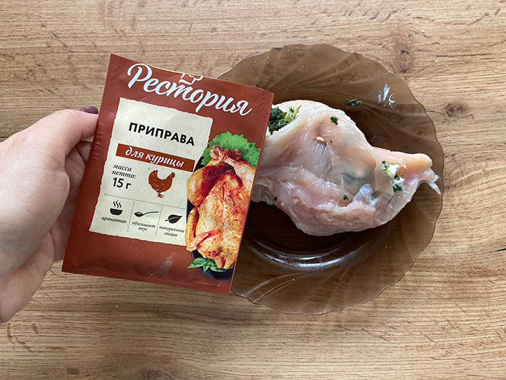 Соковита куряча грудка з сирною начинкою - чудова страва для всієї родини