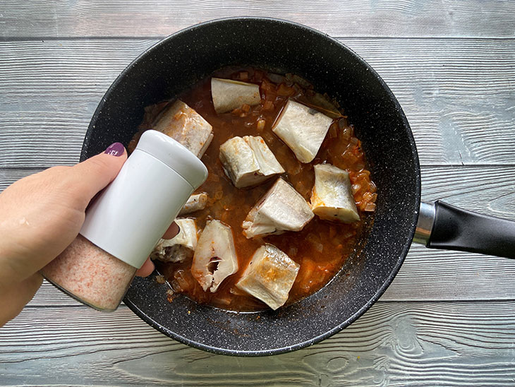 Навага в томатному соусі з цибулею - яскрава та ситна страва