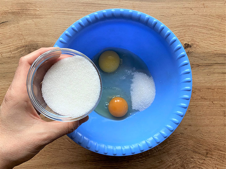 Яблучний пиріг з сирним шаром - простий та смачний рецепт