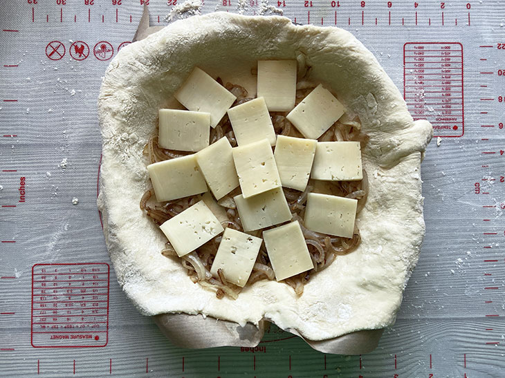 Галета з помідорами, цибулею та сиром - смачна та оригінальна випічка