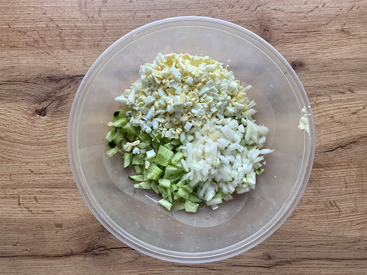 Кальмаровий салат з огірком - свіжий, легкий та соковитий