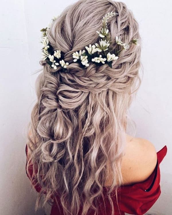 Модні зачіски на літо 2023