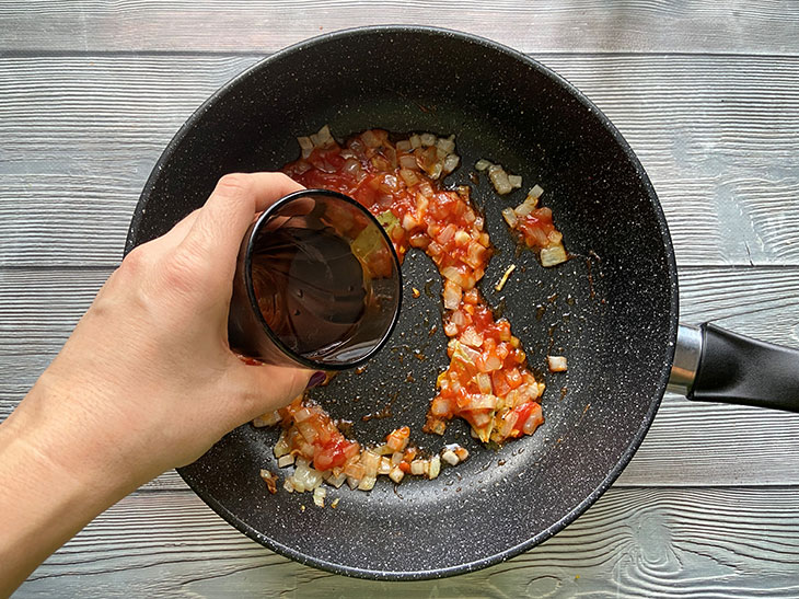 Навага в томатному соусі з цибулею - яскрава та ситна страва