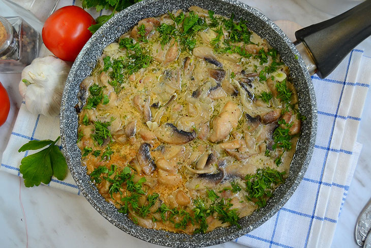 Курка з грибами у вершковому соусі - ніжна, смачна та ароматна