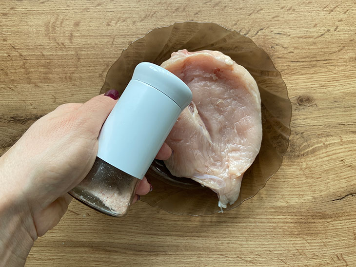 Соковита куряча грудка з сирною начинкою - чудова страва для всієї родини