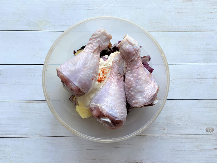 Курячі гомілки з грибами та картоплею - проста і ситна страва