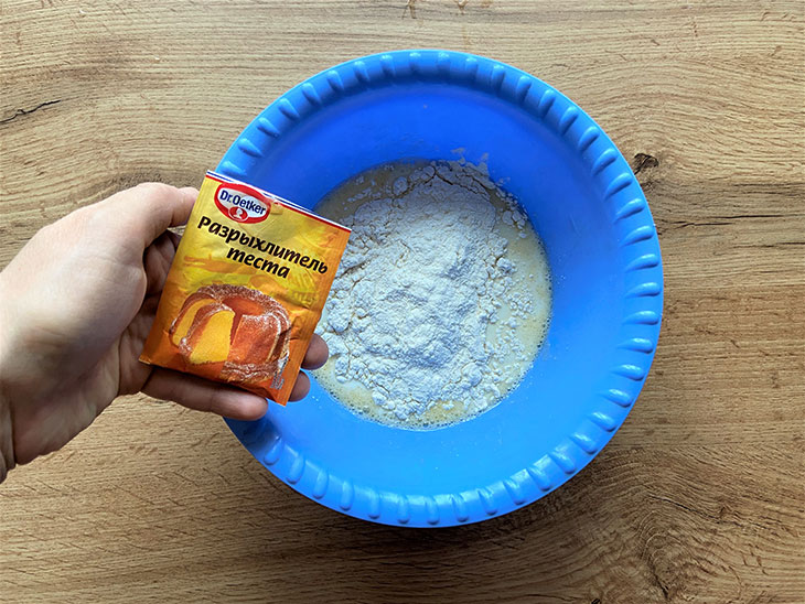 Яблучний пиріг з сирним шаром - простий та смачний рецепт