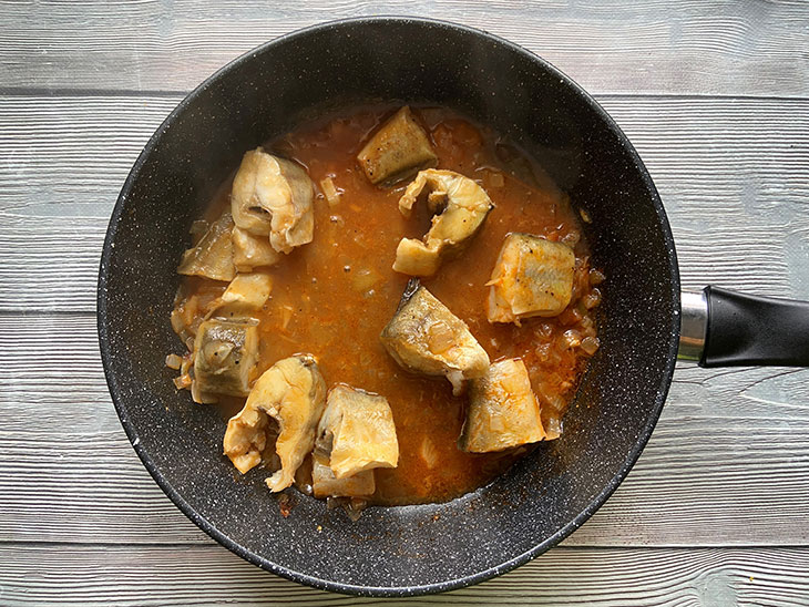 Навага в томатному соусі з цибулею - яскрава та ситна страва