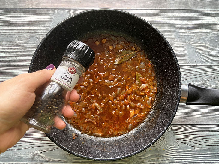 Навага в томатному соусі з цибулею - яскрава та ситна страва