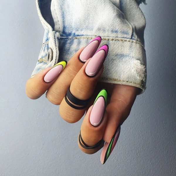 Comic nails - модний у 2023 році дизайн нігтів