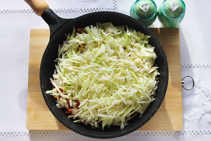 Пісний пиріг з капустою - пишний, м'який та ароматний