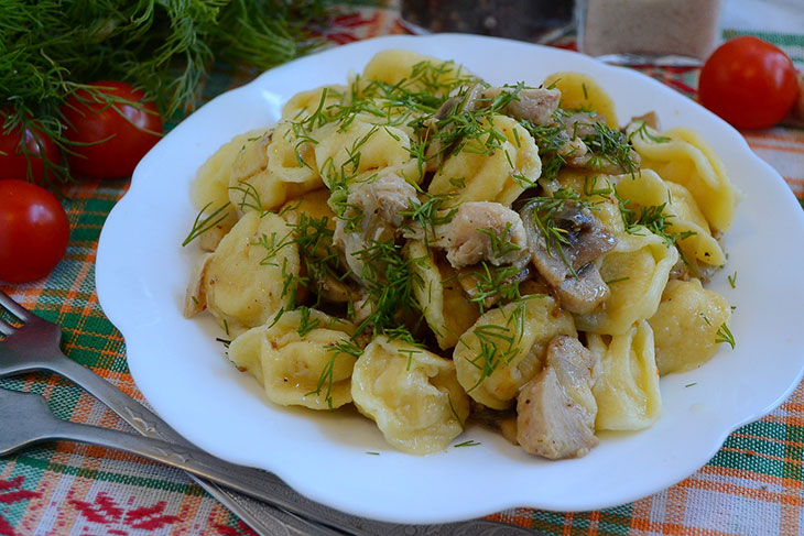 Галушки з куркою, грибами та цибулею - ситна та смачна страва