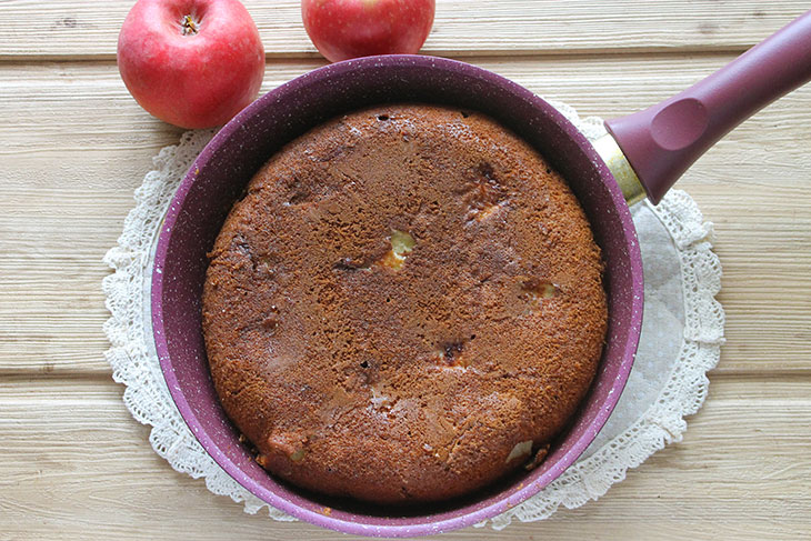 Шарлотка з яблуками на сковороді - пишна, ніжна та ароматна