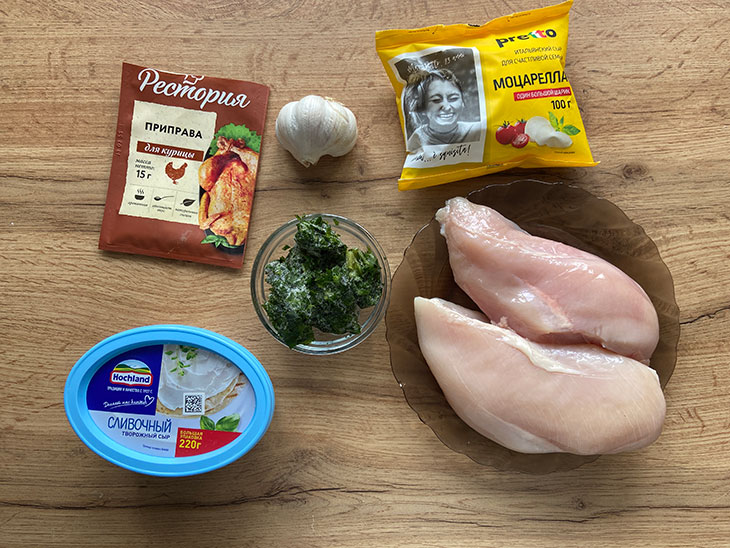 Соковита куряча грудка з сирною начинкою - чудова страва для всієї родини