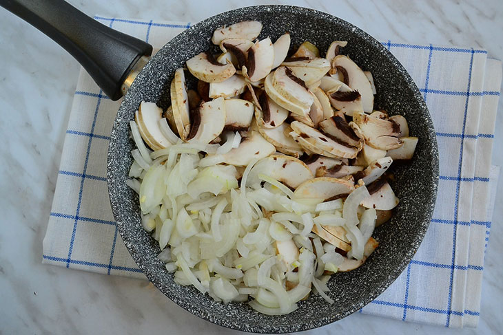 Курка з грибами у вершковому соусі - ніжна, смачна та ароматна