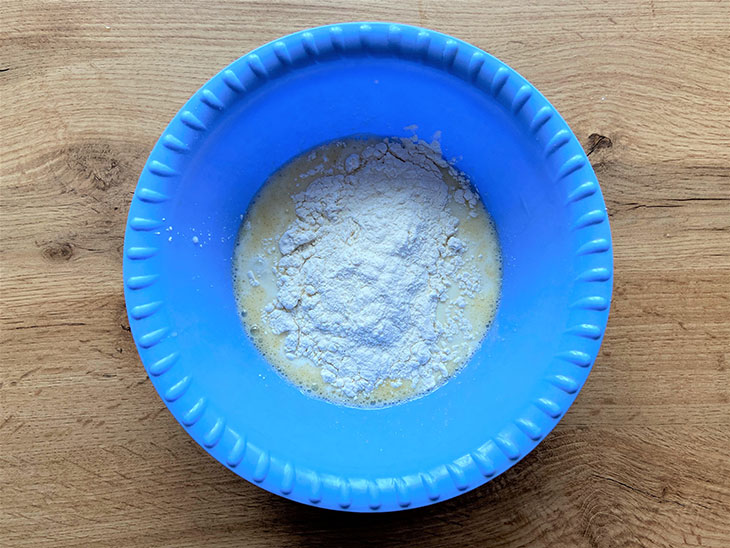 Яблучний пиріг з сирним шаром - простий та смачний рецепт