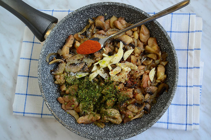 Курка з грибами у вершковому соусі - ніжна, смачна та ароматна