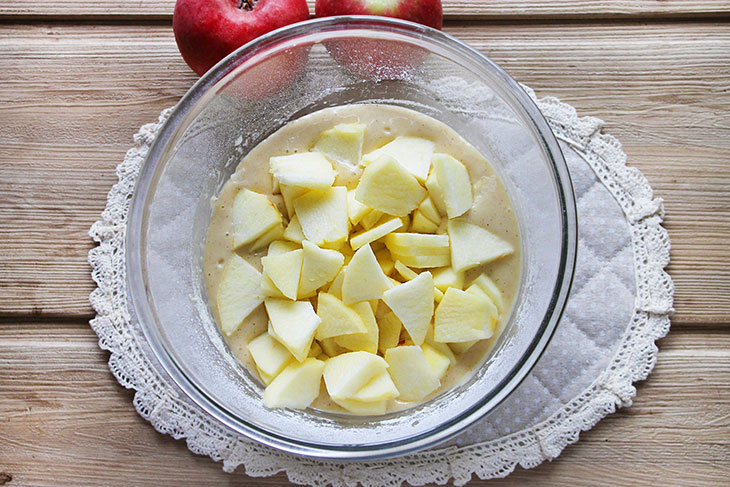 Шарлотка з яблуками на сковороді - пишна, ніжна та ароматна